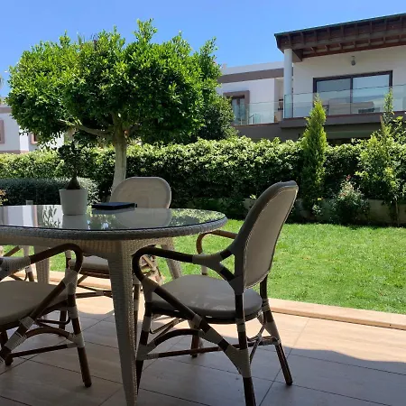 Апартаменты 3 Bedroom Flat 500m Walking Distance To The In Yahsi