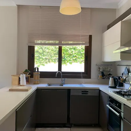 Апартаменты 3 Bedroom Flat 500m Walking Distance To The In Yahsi